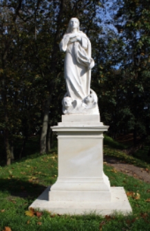 Figura Matki Boskiej bez Dzieciątka (Madonny Immaculaty) na wale Parku Radziwiłłowskiego w Białej Podlaskiej bezpośrednio po renowacji [fotografia]