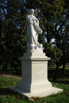 Figura Matki Boskiej bez Dzieciątka (Madonny Immaculaty) na wale Parku Radziwiłłowskiego w Białej Podlaskiej bezpośrednio po renowacji [fotografia]