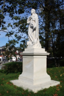 Figura Matki Boskiej bez Dzieciątka (Madonny Immaculaty) na wale Parku Radziwiłłowskiego w Białej Podlaskiej bezpośrednio po renowacji [fotografia]