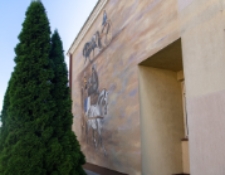 Mural poświęcony prof. Ludwikowi Maciągowi na budynku II LO im. E. Plater w Białej Podlaskiej [fotografia]