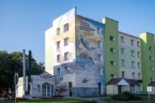 Mural nad siedzibą Sali Tradycji Lotniczych Południowego Podlasia w bloku przy ul. Sidorskiej w Białej Podlaskiej [fotografia]