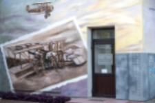 Fragment muralu nad siedzibą Sali Tradycji Lotniczych Południowego Podlasia w bloku przy ul. Sidorskiej w Białej Podlaskiej [fotografia]