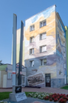 Pomnik lotnikom południowego Podlasia obok siedziby Sali Tradycji Lotniczych Południowego Podlasia w bloku przy ul. Sidorskiej w Białej Podlaskiej [fotografia]