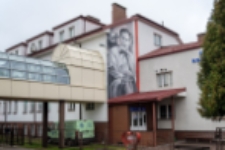 Mural poświęcony Krzysztofowi Kamilowi Baczyńskiemu na budynku Zakładu Doskonalenia Zawodowego w Białej Podlaskiej [fotografia]