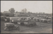 Zdjęcie - pocztówka niemieckich samochodów wojskowych zaparkowanych przy warsztatach naprwanych