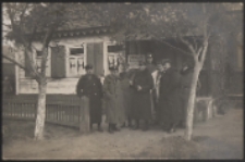 Zdjęcie - pocztówka niemieckich oficerów przed kasynem oficerskim
