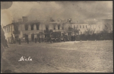 Gaszenie pożaru w kamienicach przy Rynku w Białej Podlaskiej w okresie I wojny światowej [fotografia]