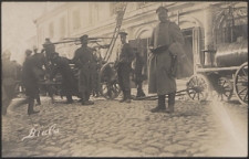 Gaszenie pożaru w kamienicach przy Rynku w Białej Podlaskiej w okresie I wojny światowej [fotografia]