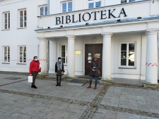 Kolejka czytelników pod Miejską Biblioteką Publiczną w Białej Podlaskiej - grudzień 2020 r. [fotografia]