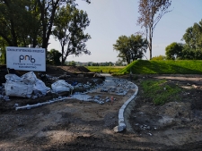 Prace nad drogą prowadzącą z "parku radziwiłłowskiego" nad Krznę - 22 sierpnia 2021 r. [fotografia]