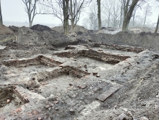 Prace wykopaliskowe w "parku radziwiłłowskim" - 30 marca 2021 r. [fotografia]