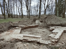 Prace wykopaliskowe w "parku radziwiłłowskim" - 12 kwietnia 2021 r. [fotografia]