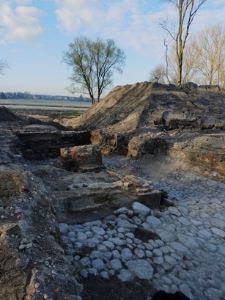 Prace wykopaliskowe w "parku radziwiłłowskim" - 26 kwietnia 2021 r. [fotografia]