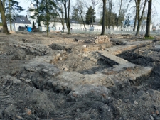 Prace wykopaliskowe w "parku radziwiłłowskim" - 29 kwietnia 2021 r. [fotografia]