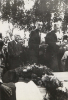 Pogrzeb ekshumowanych ofiar zbrodni hitlerowskich - rozstrzelanych w lesie Grabarka k. Białej Podlaskiej 5 lipca 1940 roku