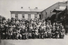 Uczniowie i nauczyciele Państwowego Gimnazjum i Liceum Ogólnokształcącego im. J.I. Kraszewskiego w Białej Podlaskiej na dziedzińcu szkolnym [fotografia]