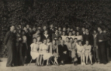 Maturzyści Liceum Ogólnokształcącego dla Pracujących przy im. J.I. Kraszewskiego w Białej Podlaskiej na dziedzińcu szkolnym [fotografia]