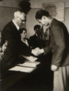 Stanisław Damrosz - dyrektor Państwowego Gimnazjum i Liceum Ogólnokształcącego im. J. I. Kraszewskiego w Białej Podlaskiej wręcza świadectwo dojrzałości absolwentowi