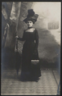 Kobieta z parasolką [fotografia]