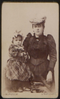 Kobieta z małą dziewczynką [fotografia]