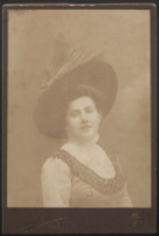 Kobieta w kapeluszu [fotografia]