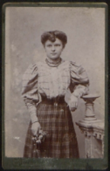 Fotografia młodej kobiety [fotografia]