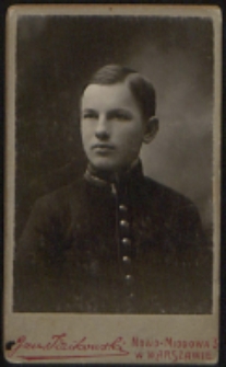 Portret młodego chłopca w mundurku szkolnym [fotografia]