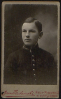 Portret młodego chłopca w mundurku szkolnym [fotografia]