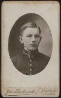 Młody mężczyzna w mundurku szkolnym [fotografia]