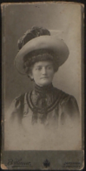Kobieta w kapeluszu [fotografia]