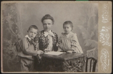 Kobieta z dwojgiem dzieci [fotografia]