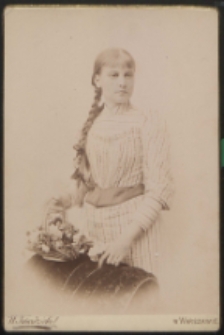 Młoda kobieta z koszyczkiem kwiatów [fotografia]