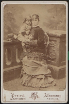 Kobieta z małą dziewczynką [fotografia]