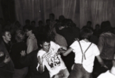 Publiczność na koncercie "Vox populi, vox Dei" w Klubie Kultury "Eureka" w Białej Podlaskiej [fotografia]