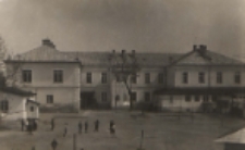 Budynek Liceum Ogólnokształcącego im. J. I. Kraszewskiego w Białej Podlaskiej od strony dziedzińca szkolnego [fotografia]