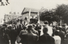 Pogrzeb ekshumowanych ofiar zbrodni hitlerowskich - rozstrzelanych w lesie Grabarka k. Białej Podlaskiej 5 lipca 1940 roku [fotografia]