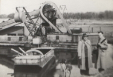 Pogłębiarka podczas regulacji rzeki Krzny w rejonie Woskrzenic [fotografia]