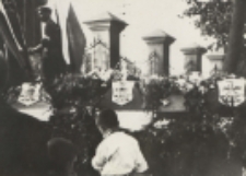 Pogrzeb ekshumowanych ofiar zbrodni hitlerowskich - rozstrzelanych na Placu Wolności w Białej Podlaskiej 13 listopada 1943 r.[fotografia]