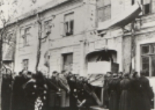 Manifestacja mieszkańców przed miejscem egzekucji mieszkańców powiatu bialskiego dokonanych 13 i 26 listopada 1943 r. na Placu Wolności w Białej Podlaskiej [fotografia]