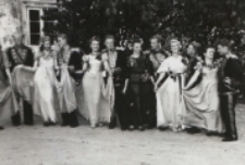 Uczennice i uczniowie Liceum Handlowego w Białej Podlaskiej występujący w przedstawieniu słowno-muzycznym) [fotografia]