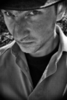 Sesja zdjęciowa "Finka" wokalisty "Back To Reality" z kapeluszem i gazetą