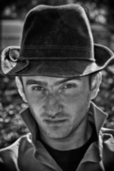 Sesja zdjęciowa "Finka" wokalisty "Back To Reality" z kapeluszem i gazetą : na Placu Wolności