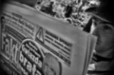 Sesja zdjęciowa "Finka" wokalisty "Back To Reality" z kapeluszem i gazetą : na Placu Wolności