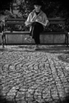 Sesja zdjęciowa "Finka" wokalisty "Back To Reality" z kapeluszem i gazetą : na Placu Wolności