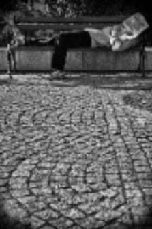 Sesja zdjęciowa "Finka" wokalisty "Back To Reality" z kapeluszem i gazetą : na Placu Wolności