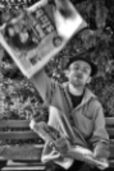 Sesja zdjęciowa "Finka" wokalisty "Back To Reality" z kapeluszem i gazetą : na Placu Wolności