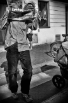 Sesja zdjęciowa "Finka" wokalisty "Back To Reality" z kapeluszem i gazetą : na ul. Warszawskiej