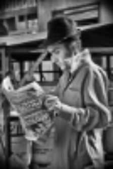 Sesja zdjęciowa "Finka" wokalisty "Back To Reality" z kapeluszem i gazetą