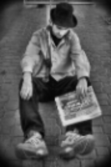 Sesja zdjęciowa "Finka" wokalisty "Back To Reality" z kapeluszem i gazetą : przed budką telefoniczną