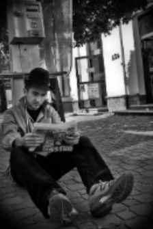 Sesja zdjęciowa "Finka" wokalisty "Back To Reality" z kapeluszem i gazetą : przed budką telefoniczną na deptaku przy ul. Brzeskiej